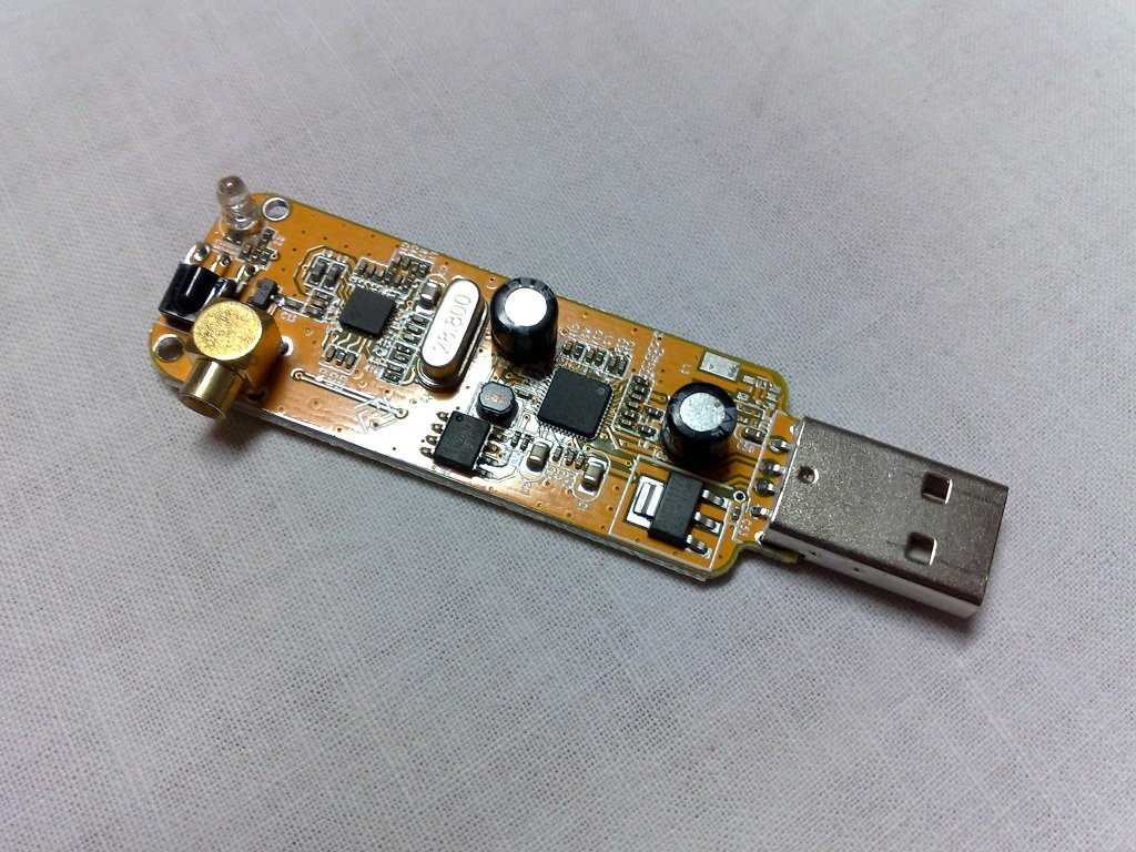 Real photograph: Dettaglio tecnico: RTL-SDR dongle.