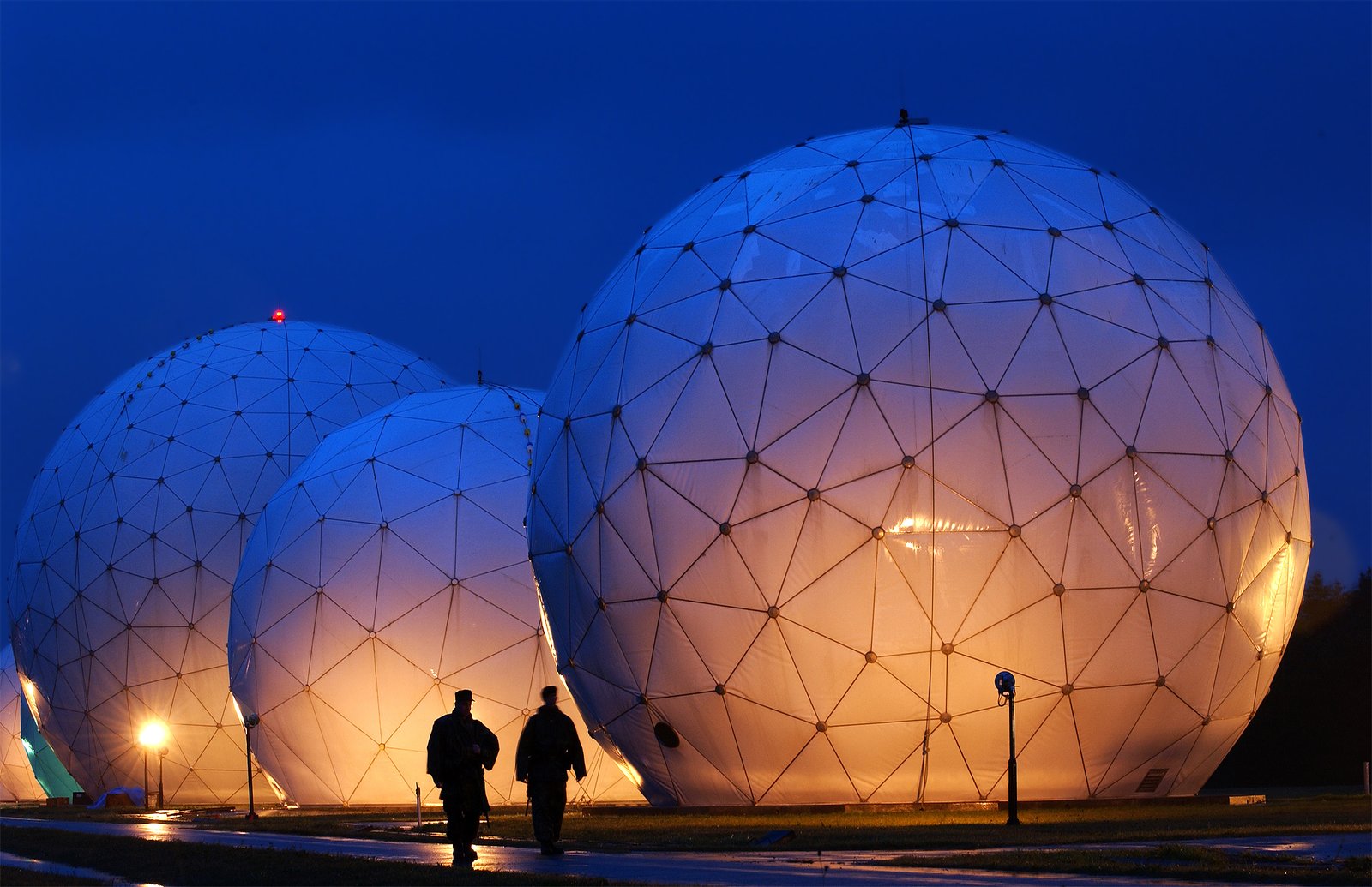 Real photograph: Dettaglio tecnico: Radar antenna radome.